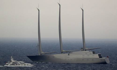   Il più grande yacht a vela del mondo di proprietà del magnate russo Andrei Melnichenko all'ancora durante il GP di Montecarlo.