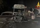 Camion si incendia in autostrada