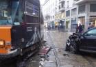Auto si scontra con tram in centro a Milano: un bambino e sua madre lievemente feriti, traffico in tilt