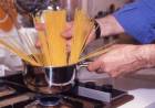 Gas alle stelle: come cucinare risparmiando. Il trucco della pasta a fuoco spento