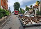 Nubifragio all'alba sul Varesotto: alberi caduti e tetti scoperchiati.