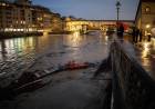 Allerta rossa in Toscana, passa la piena dell'Arno a Firenze