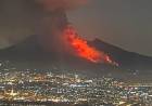 Incendio sul Vesuvio, colonna di fumo visibile anche da Napoli: si estende il fronte del fuoco