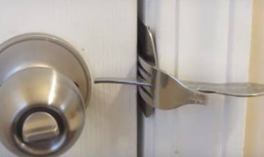 Come usare una forchetta per proteggersi dai ladri