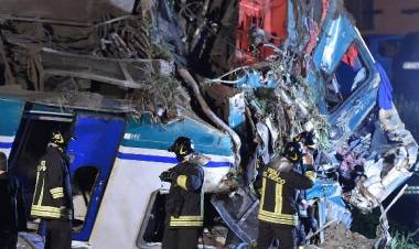 Caluso, treno travolge camion fermo sui binari: due morti e 20 feriti 