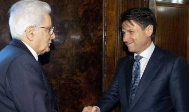 A Conte l'incarico di formare il governo, il professore: "Sarò l'avvocato dell'Italia"