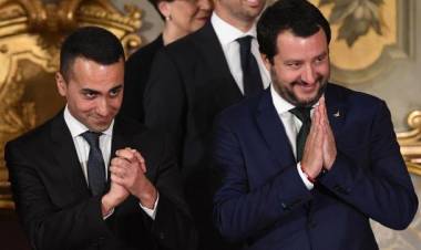 Il governo Conte ha giurato al Quirinale Salvini: "Savona ricontratterà le regole Ue" 