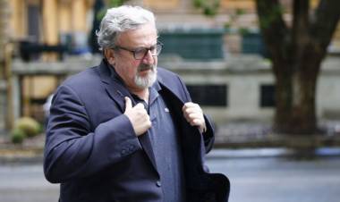 Scontro sulla nuova segreteria Pd, Emiliano: "Restiamo fuori". Calenda: "Harakiri"