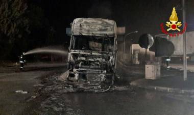 Camion si incendia in autostrada