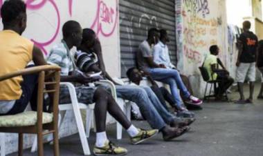 Falsi profughi protestano davanti alla Prefettura di Vicenza: “Vogliamo Sky”