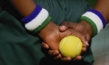 Una pallina da tennis per alleviare i dolori alla schiena 