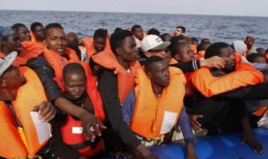 Il post choc su Facebook di una dottoressa: "I migranti? Da annegare al largo"