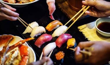 Sushi infetto, gli amputano una mano. 