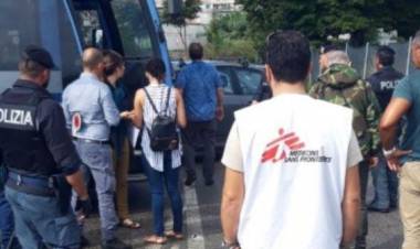 Roma, la polizia preleva 16 migranti dallʼassociazione Baobab: potrebbero essere della Diciotti