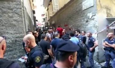 Napoli, arriva l'ufficiale per lo sfratto, esplode la casa: muore una donna, gravi i figli