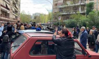 Casal Bruciato, continua la protesta anti-rom: "Case agli italiani". E una donna con bimbo occupa la casa destinata a famiglia nomade