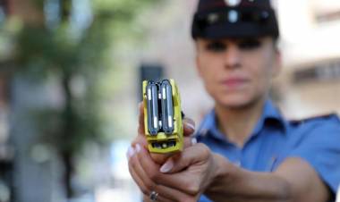 Salvini: «Da giugno le pistole elettriche alle forze dell’ordine»