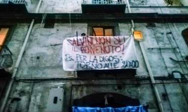 "I terroni non dimenticano". Napoli prepara l'accoglienza a Salvini a colpi di striscioni