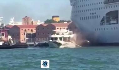 Nave da crociera tampona battello turistico a Venezia, quattro donne ferite