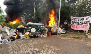 Roma, barricate date alle fiamme e oggetti contro i poliziotti: al via lo sgombero in via Cardinal Capranica