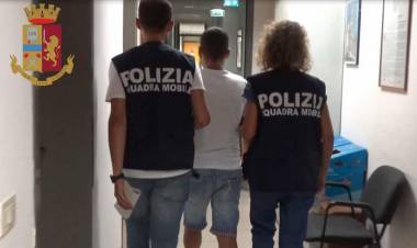 'Mia moglie sta male'. Chiede aiuto in strada, poi la violenta