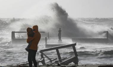 Maltempo, forti venti e piogge sferzano l'Italia. Un morto a Napoli per la caduta di un albero