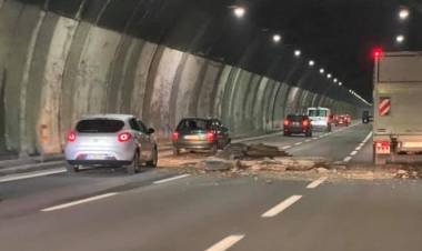 Cade un pezzo di volta in galleria, chiusa l'A26 tra Masone e Voltri 