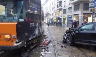 Auto si scontra con tram in centro a Milano: un bambino e sua madre lievemente feriti, traffico in tilt