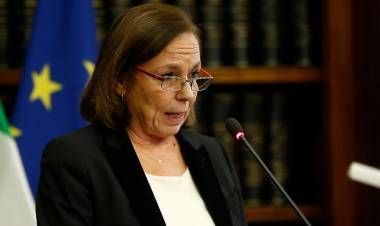 Luciana Lamorgese insegue Matteo Salvini: "Droga, in carcere anche chi spaccia modica quantità"