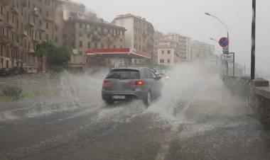Maltempo al Nord: alberi abbattuti, frane e grandine. Allerta Protezione Civile