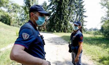 Orrore a Milano: stuprata mentre porta il cane nel parco. Caccia a un africano