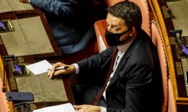 Recovery plan, il ricatto di Renzi a Conte: ridiscuterlo da capo o Italia viva vota contro la manovra. In Senato lo applaude il centrodestra