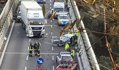 Scontro frontale tra un camion e un’auto sulla A 10 a Celle: una donna in gravi condizioni