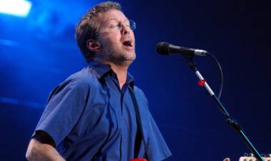 Eric Clapton contro il Green Pass: “Non suonerò nei locali che lo richiedono, no a pubblico discriminato”