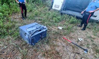 Rubano bancomat e provano ad aprirlo in un campo a martellate