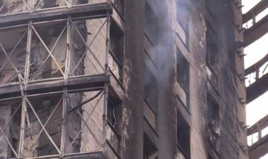 Incendio Milano, la rabbia dei resindenti: "Come fa a bruciare così un palazzo di 10 anni fa?"