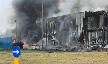 Milano, precipita aereo sopra edificio in costruzione: a bordo 8 persone, tutti morti. C'era anche un bambino di un anno.