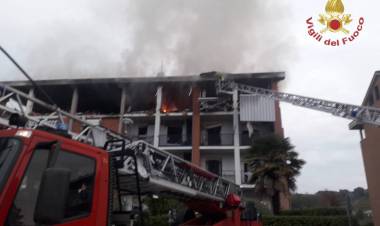 Incendio e crollo palazzina Pinerolo,un morto e due dispersi