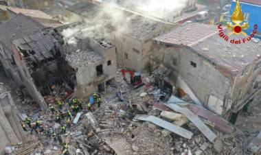 Esplode tubo del metanodotto e crollano 7 palazzine a Ravanusa: tre morti accertati, si continua a scavare tra le macerie