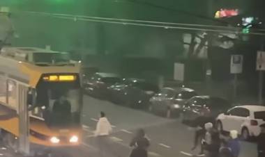 Baby gang assalta un tram, ma Sala finge ancora di non vedere