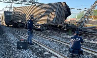 Deraglia treno merci a Firenze: Italia spezzata in due.