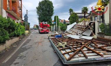 Nubifragio all'alba sul Varesotto: alberi caduti e tetti scoperchiati.