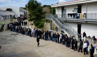 A Lampedusa quasi 7 mila migranti: cariche della polizia per contenere le proteste sul molo.