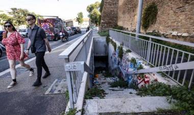 Roma, la vittima dello stupro a Porta Pia: "Io trascinata nel sottopasso e violentata tra i rifiuti: è stato l'inferno"