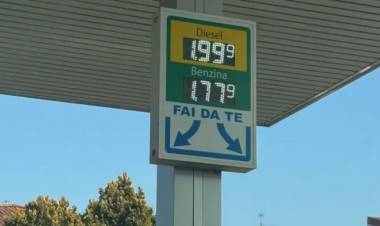 Salgono i prezzi del carburante. Il Governo fa la voce grossa ma e’ il primo che ci guadagna