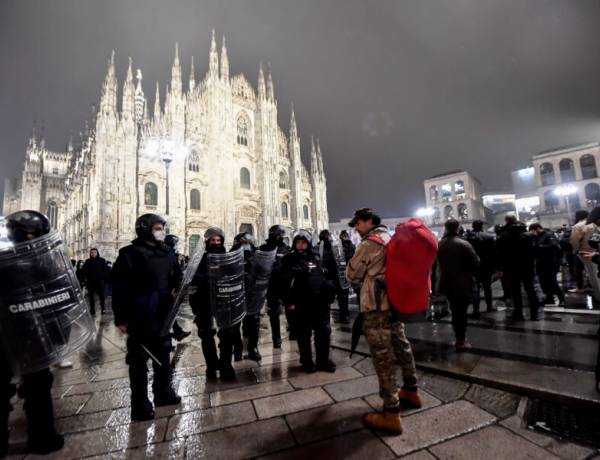 Aggredita in piazza Duomo a Milano, si indaga su almeno altri 5 casi  Una delle vittime: "La polizia vedeva e non ha fatto nulla"