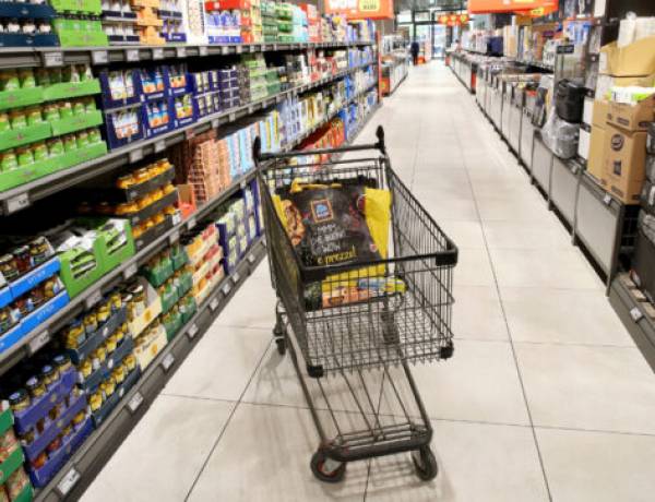 Istat: negli ultimi 25 anni prezzi saliti del 63%. Per casa e utenze inflazione del 120%, per gli alimentari del 90%