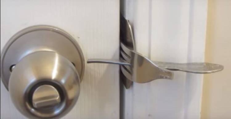 Come usare una forchetta per proteggersi dai ladri