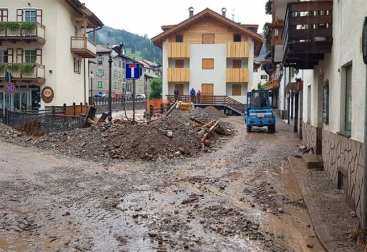 Nubifragio in Trentino, allagato il centro di Moena: 50 evacuati, esondazioni, frane e smottamenti