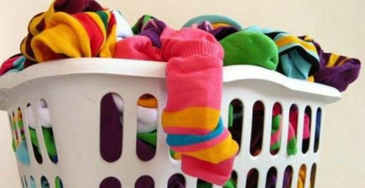 Perché si perdono i calzini nella lavatrice?